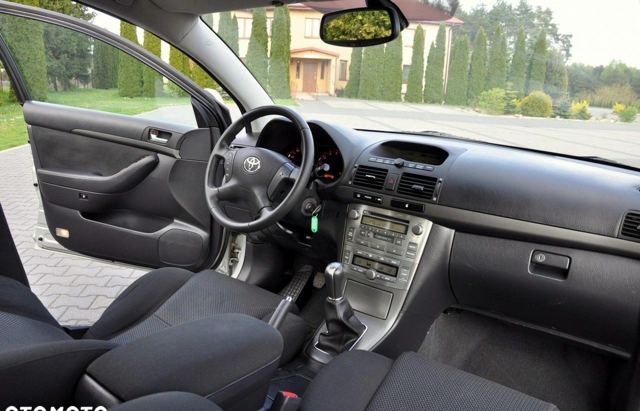 Toyota Avensis cena 17900 przebieg: 211258, rok produkcji 2005 z Dzierzgoń małe 742